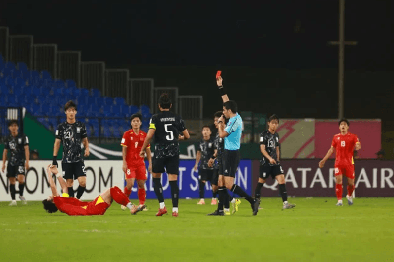 Khoảnh khắc dẫn đến tấm thẻ đỏ trực tiếp của Đình Bắc trong trận gặp U23 Hàn Quốc tại VCK U23 Châu Á 2026.