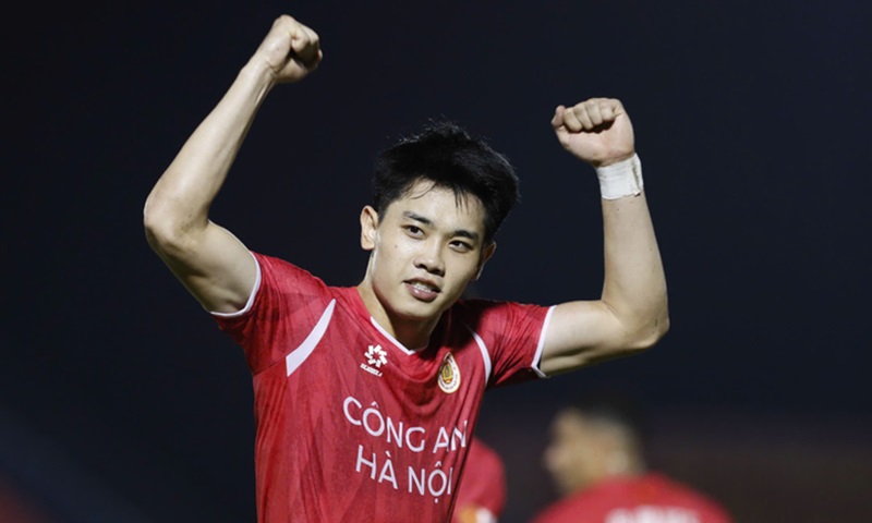 Tiền đạo trẻ nỗ lực tập luyện và thi đấu trong màu áo Công An Hà Nội (CAHN) sau lùm xùm án phạt.