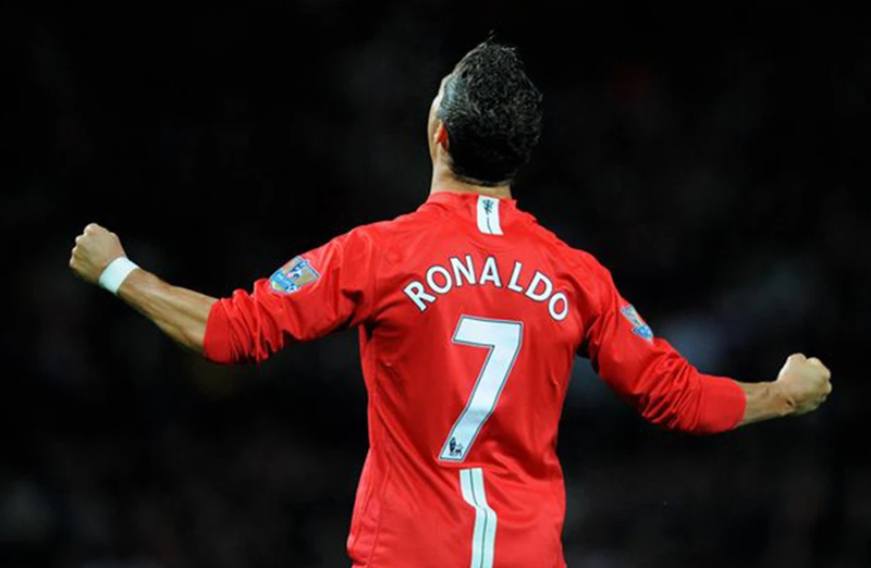 Gia nhập Manchester United năm 2003, Ronaldo bắt đầu hành trình lột xác dưới bàn tay nhào nặn của người thầy vĩ đại Sir Alex Ferguson.