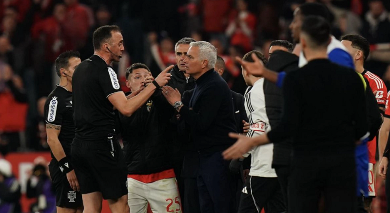 Khoảnh khắc Mourinho đưa Porto lên đỉnh châu Âu năm 2004, đánh dấu sự ra đời của một huyền thoại.