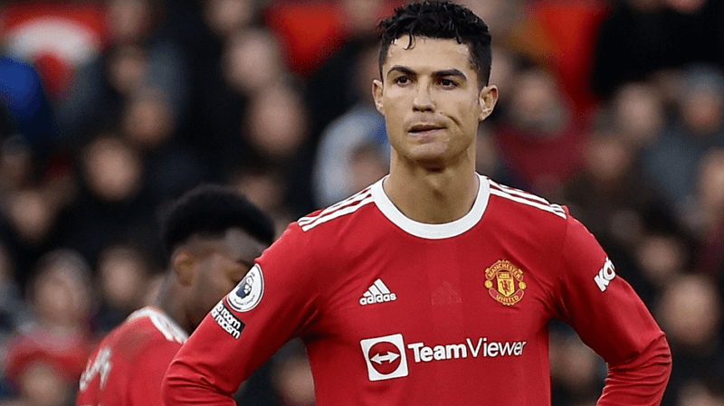 Cristiano Ronaldo gây ấn tượng với thể hình tạc tượng và thần thái của một quân vương.