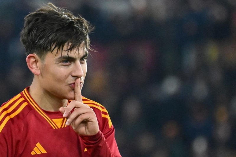 Paulo Dybala mê hoặc fan hâm mộ bằng đôi mắt xanh và vẻ đẹp đầy chất thơ.