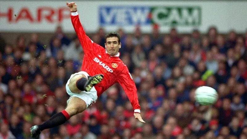 Phong cách thi đấu của Cantona kết hợp giữa kỹ thuật, tư duy sáng tạo và khí chất thủ lĩnh.