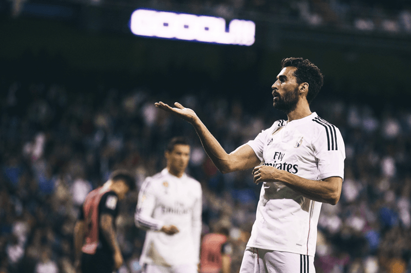 Arbeloa thời còn thi đấu trong màu áo trắng, biểu tượng của sự tận hiến và lì lợm.
