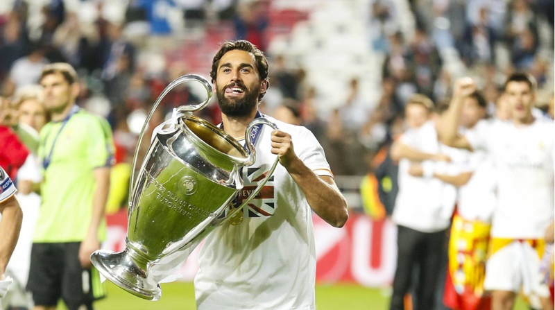 Khoảnh khắc Arbeloa nâng cao chiếc cúp Champions League cùng các đồng đội Galacticos.