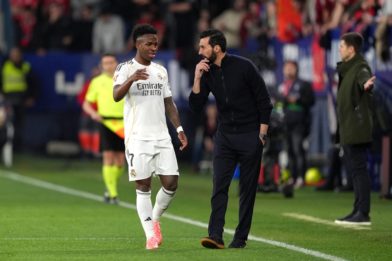 Arbeloa chỉ đạo chiến thuật sát sao bên đường pitch, kết hợp giữa sự thực dụng và hào hoa.
