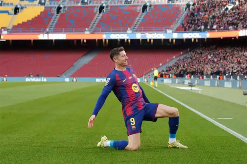 Robert Lewandowski vẫn duy trì bản năng săn bàn đáng nể với 25 bàn cho Barcelona, góp mặt trong nhóm đầu bảng xếp hạng.