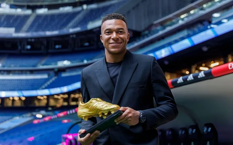 Danh hiệu Chiếc giày vàng châu Âu đầu tiên là cột mốc quan trọng trong sự nghiệp của Mbappé, đặc biệt sau mùa giải đầu tiên tại Real Madrid.